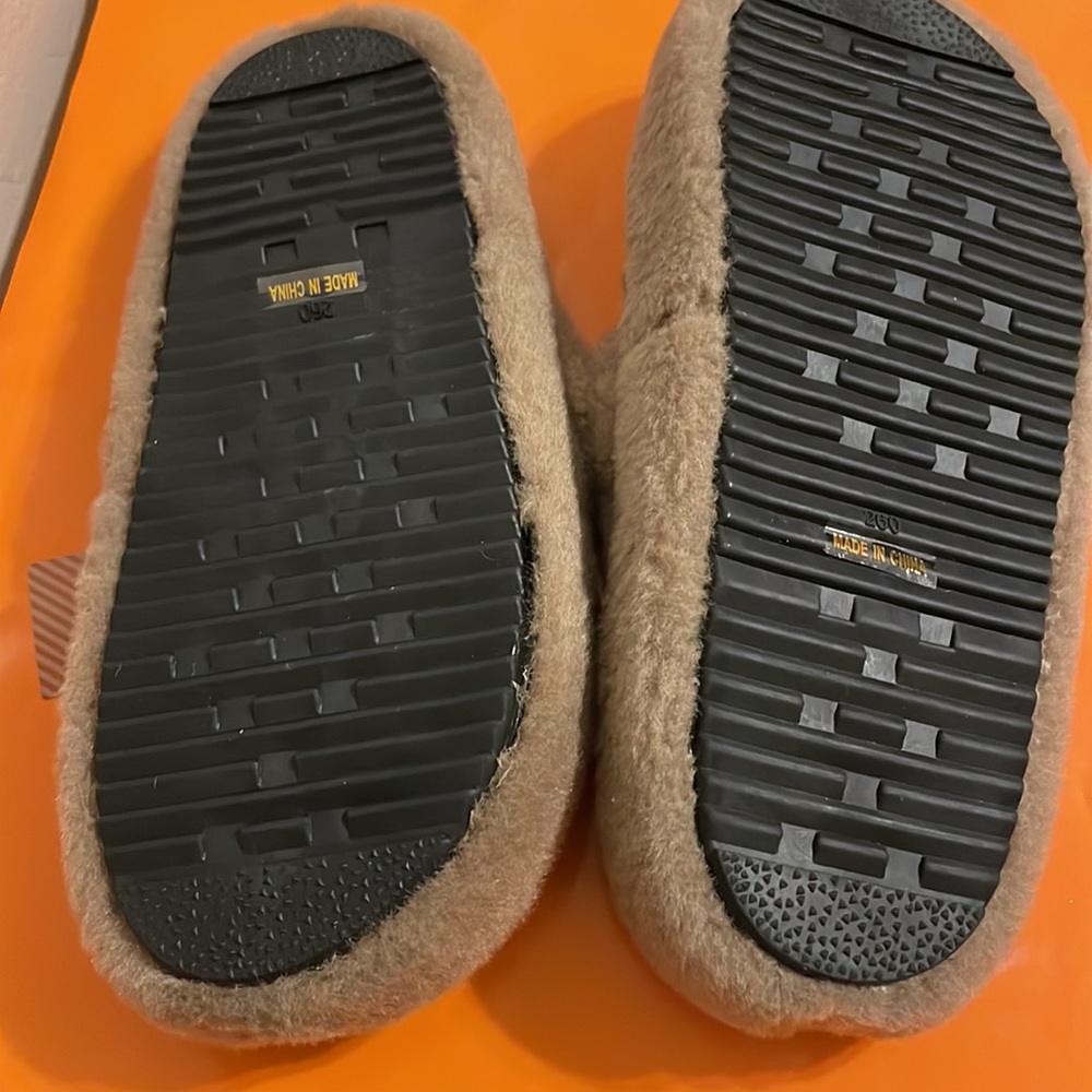 Fuzzy slippers - Picture 4 of 4